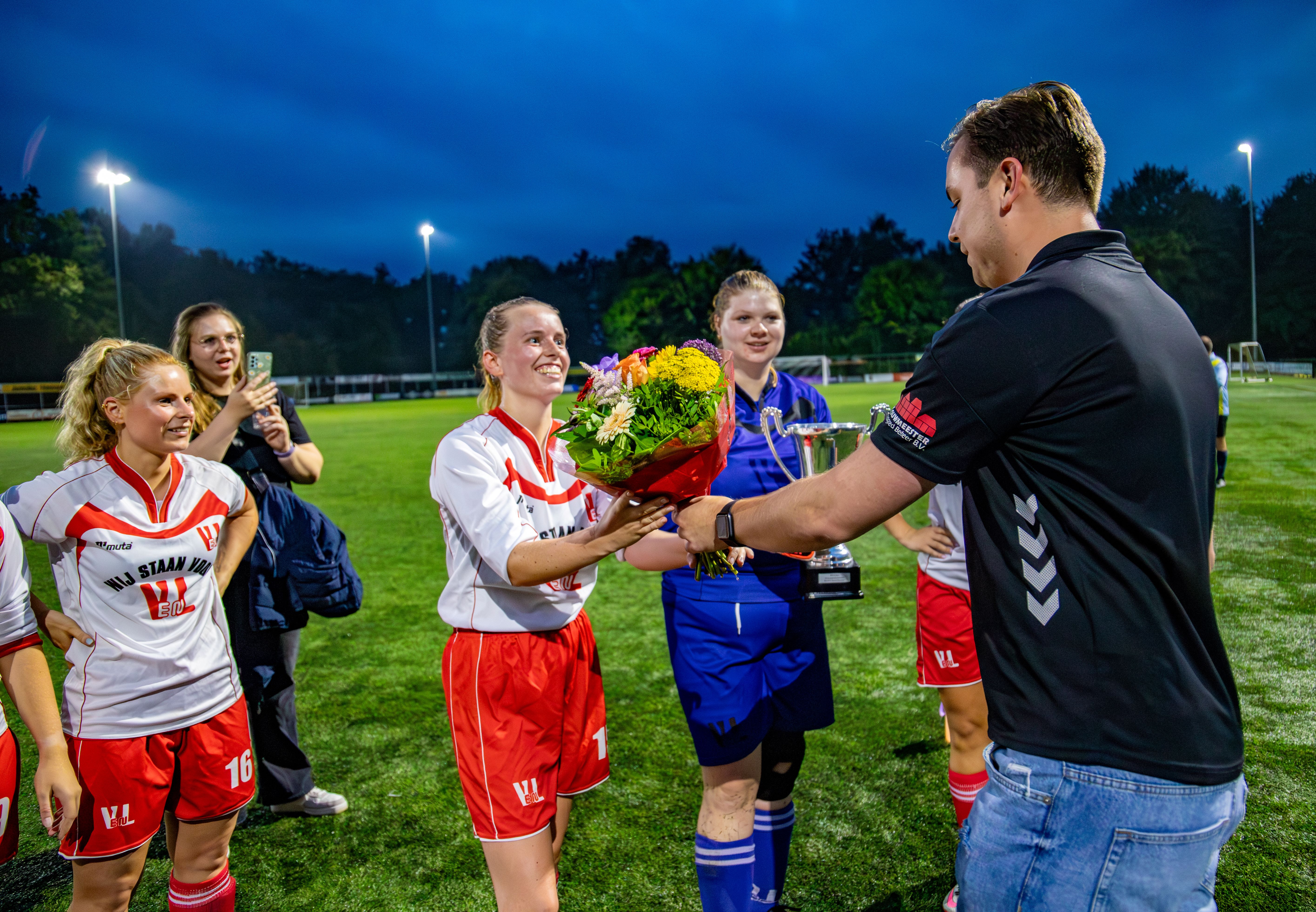 Bij spannend damestoernooi verdedigt V en L met succes de titel