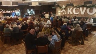 VOLLE KANTINE BIJ KERSTKIENEN