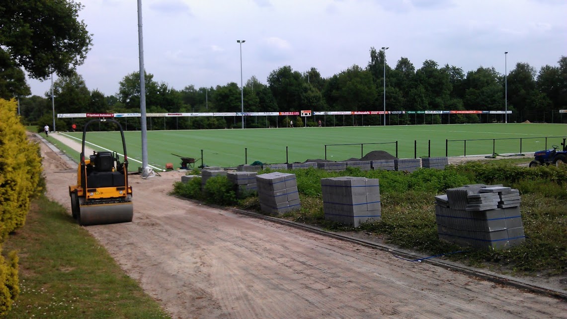 Kunstgrasmat hoofdveld leggen