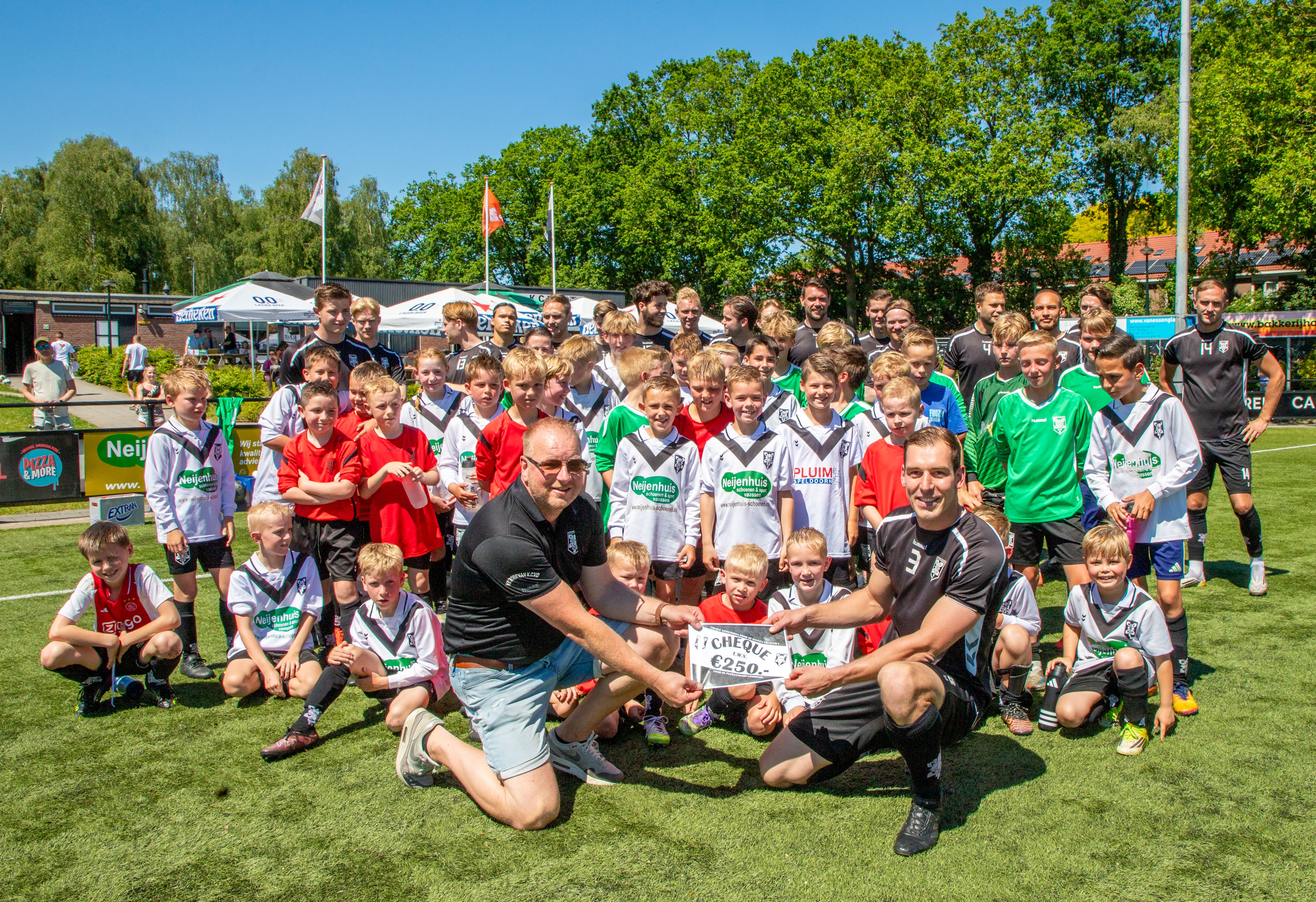 Jeugdwedstrijden en  KCVO 1 verrast pupillen met cheque